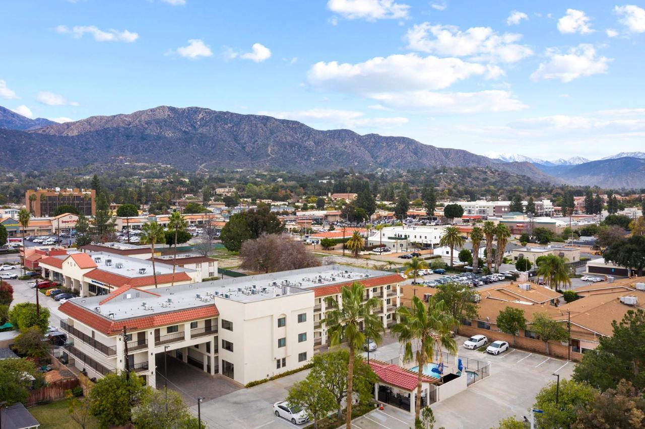 Hotel Huntington Duarte Bagian luar foto