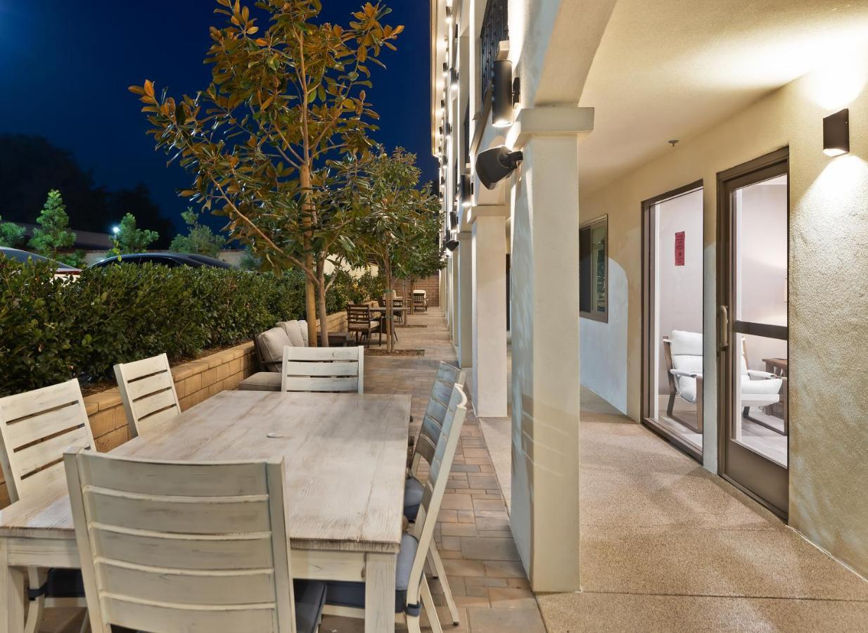 Hotel Huntington Duarte Bagian luar foto