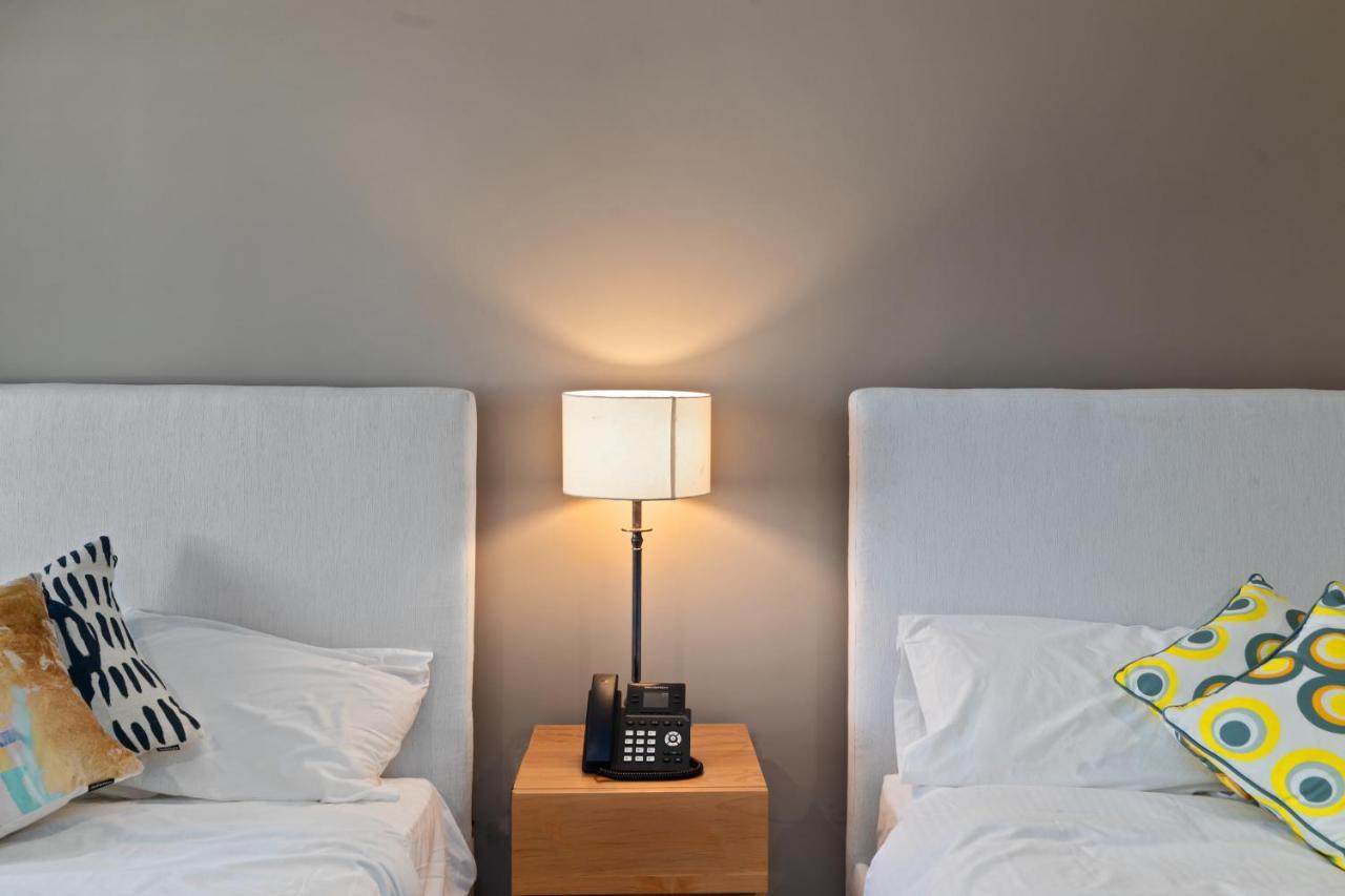Hotel Huntington Duarte Bagian luar foto