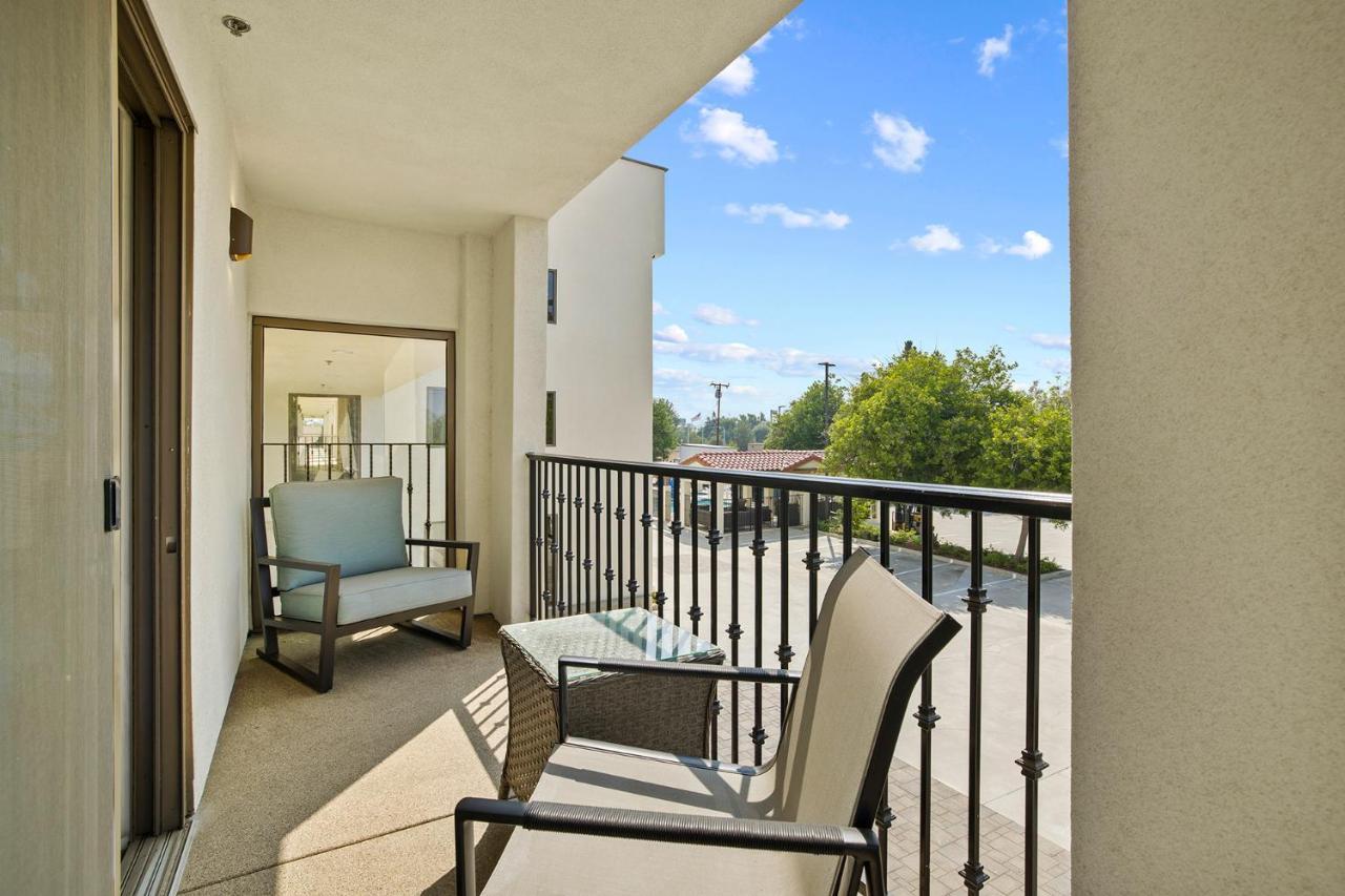 Hotel Huntington Duarte Bagian luar foto